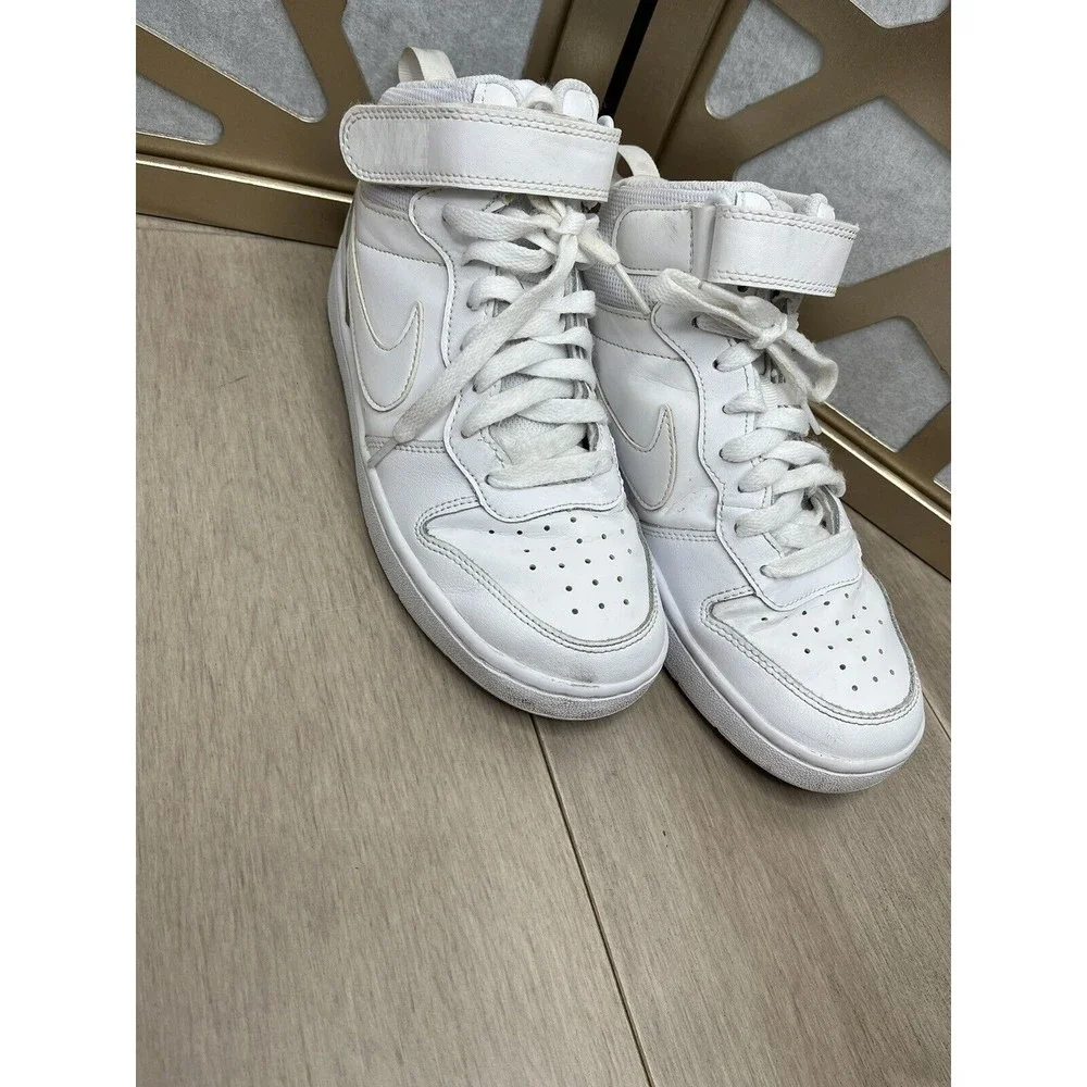 Nike Boys Court Borough Mid 2 sz 5.5 y youth White Basketball Shoes Snea…